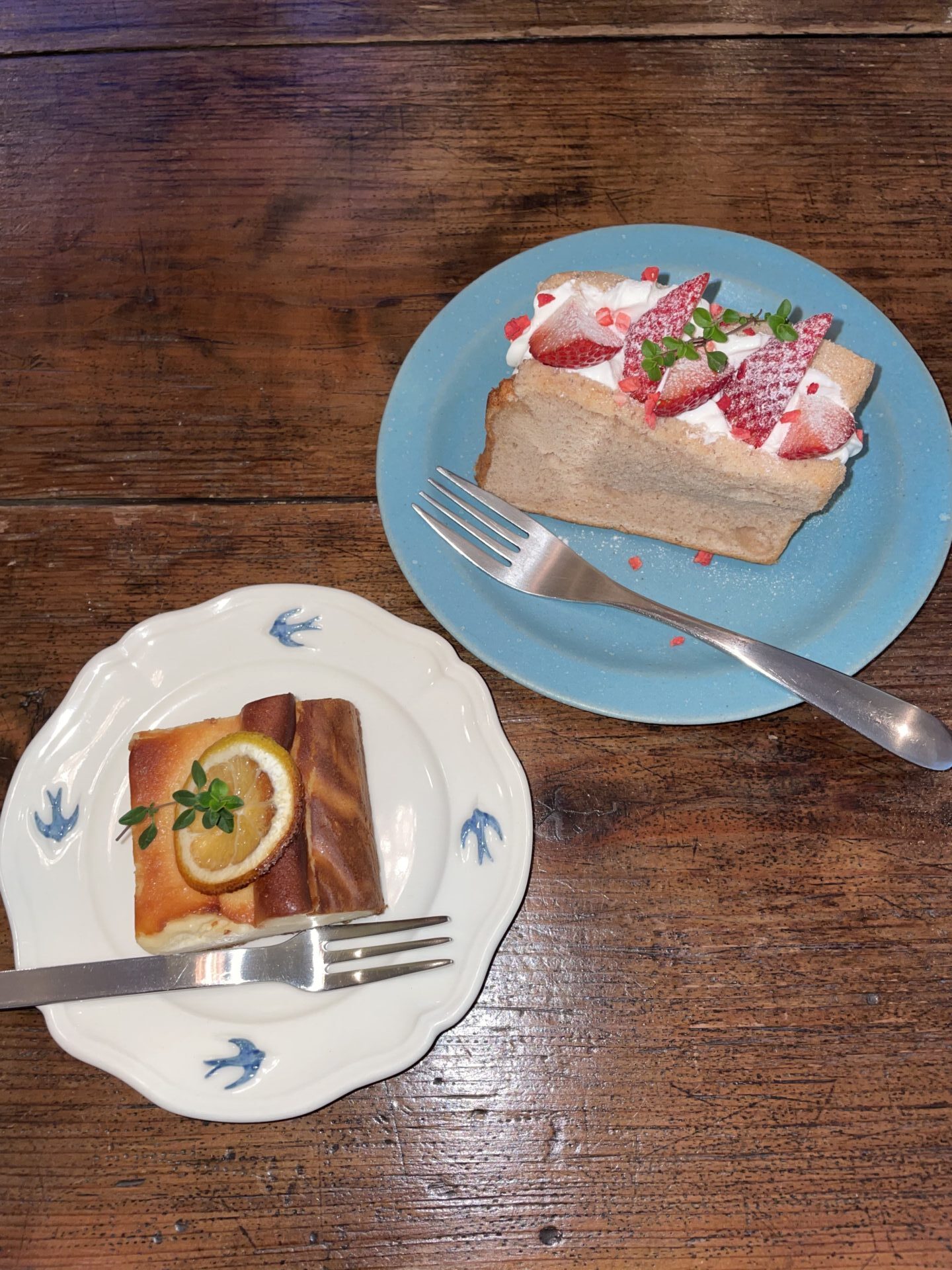 食堂カフェdailyのレモンチーズケーキと季節のシフォンケーキ